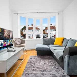 Holiday home The Rock, Elegant 4 Bedroom House, Solihull, Close To Nec, Sleeps 8, Birmingham
